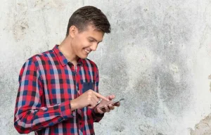 Cos’è il Great Lock-In, la nuova tendenza virale sui social che cambia l’approccio alla vita