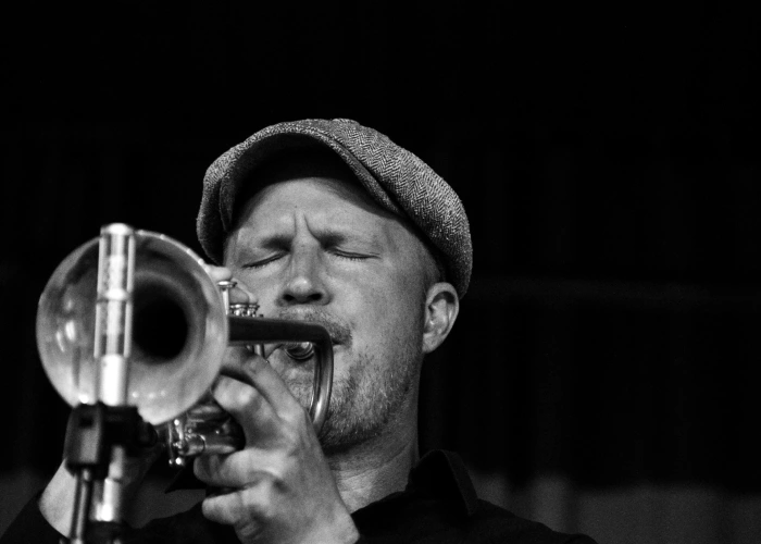 Uomo che suona la tromba