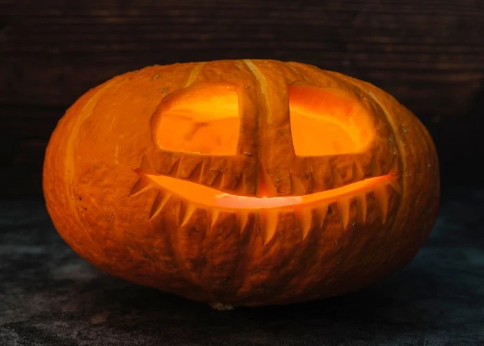 Una zucca intagliata per Halloween. Foto di freepik