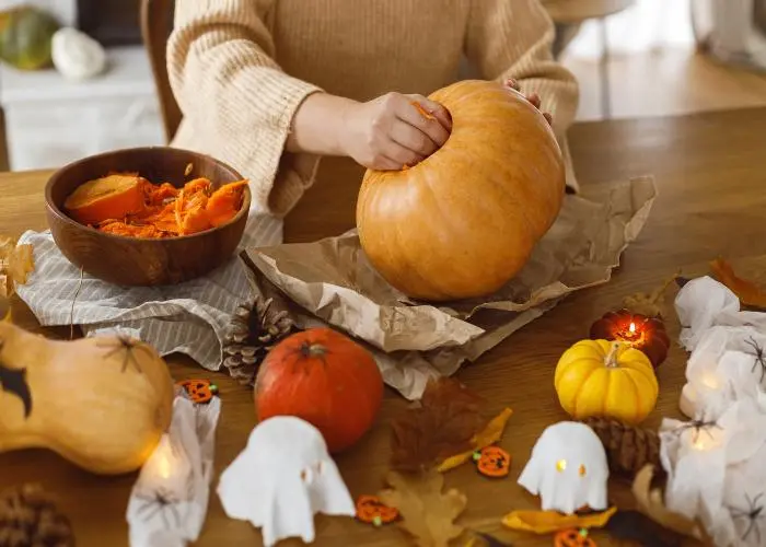 Per realizzare una zucca di Halloween il primo passo è svuotare la zucca dopo averla lavata