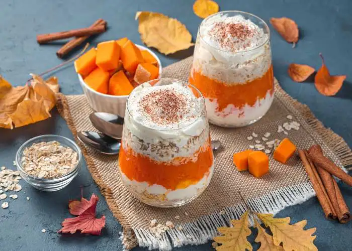 Dessert di zucca con panna e cereali su sfondo color siamese scuro