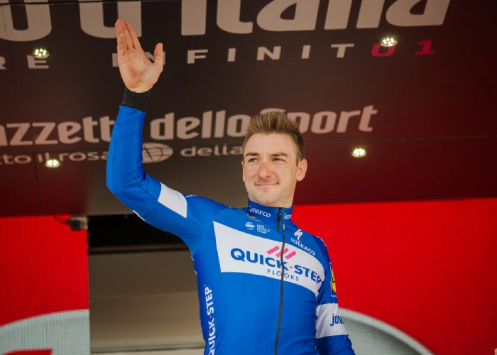 Elia Viviani sul podio a Prato Nevoso nel 2018