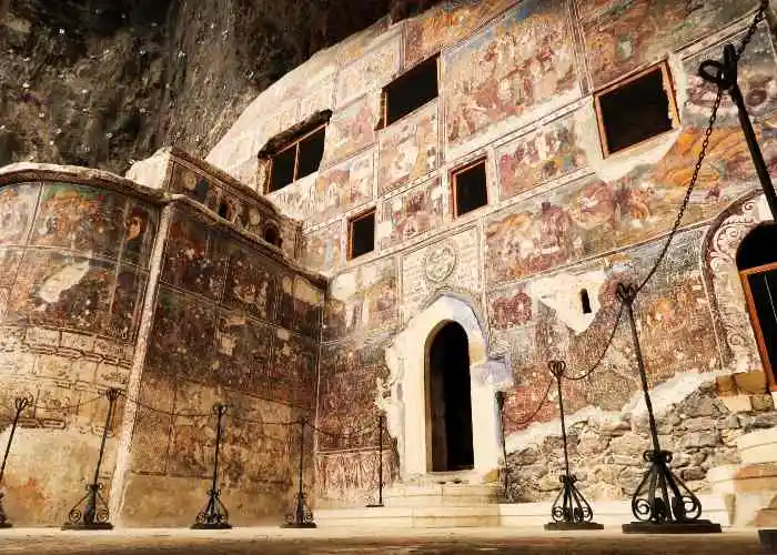 La facciata anteriore del monastero di Sümela