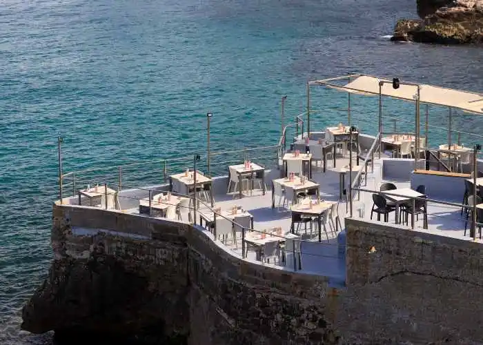 Un rstorante al porto di Marsiglia