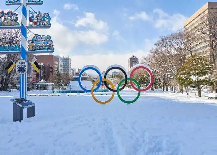 Il logo delle Olimpiadi innevato