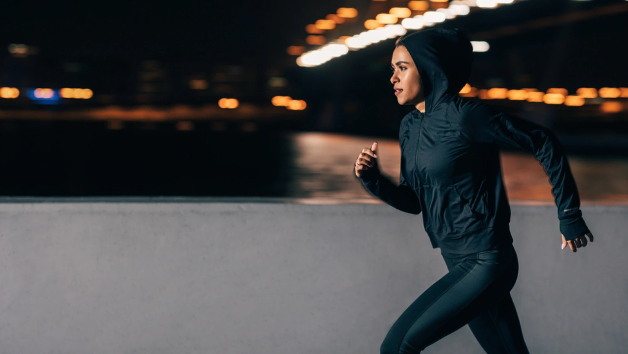 Una ragazza corre di sera