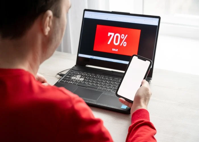 Un uomo approfitta degli sconti per fare acquisti online