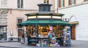 Roma, riapre un’ex edicola e si trasforma in Santedicola