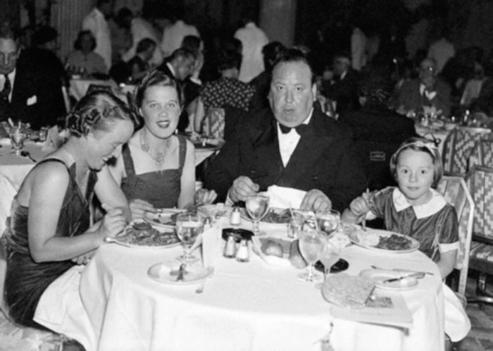 Una foto di Alfred Hitchcock con sua moglie Alma