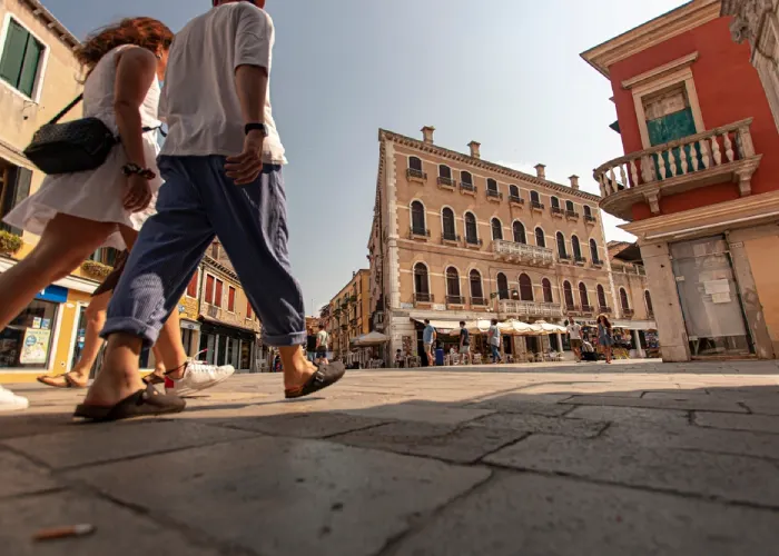 Coppia passeggia a Venezia