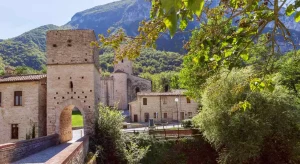 Cosa vedere a Genga: tra le Grotte di Frasassi, eremi e valli incantate nel cuore delle Marche