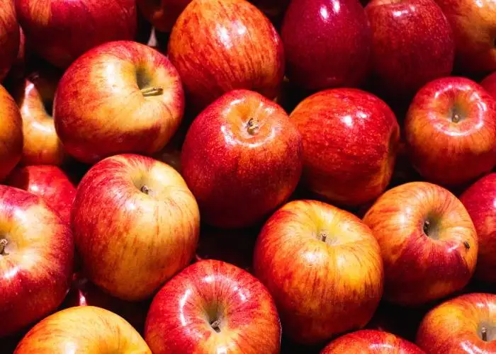 Alcune mele in esposizione