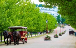 In quest’isola le auto sono vietate e la gente si muove a cavallo