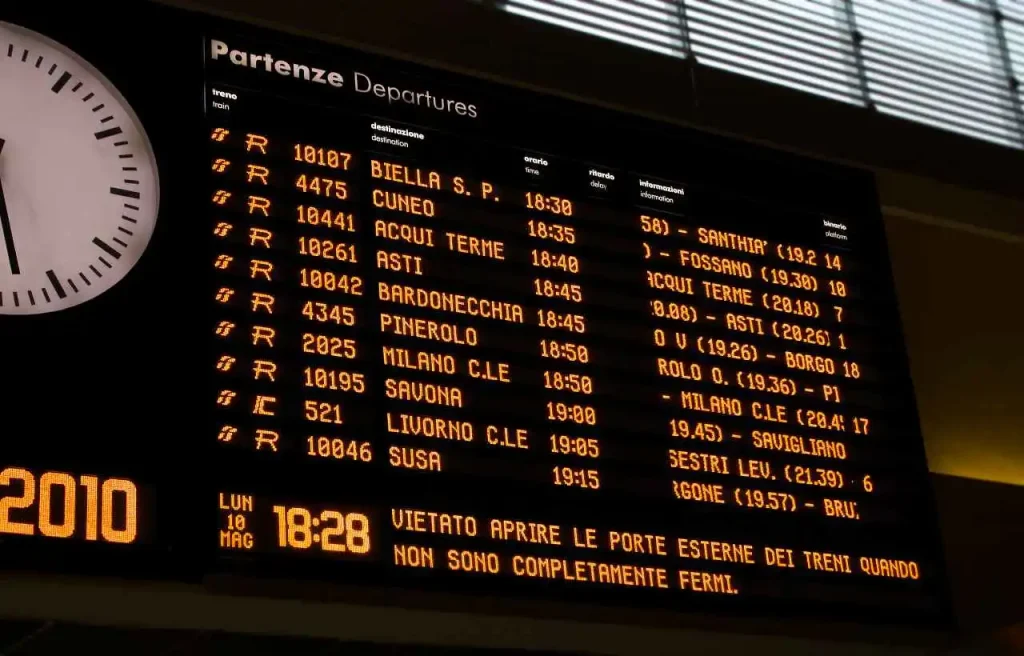 Tabellone treni in una stazione: a novembre 2025 sono molti gli scioperi nei trasporti