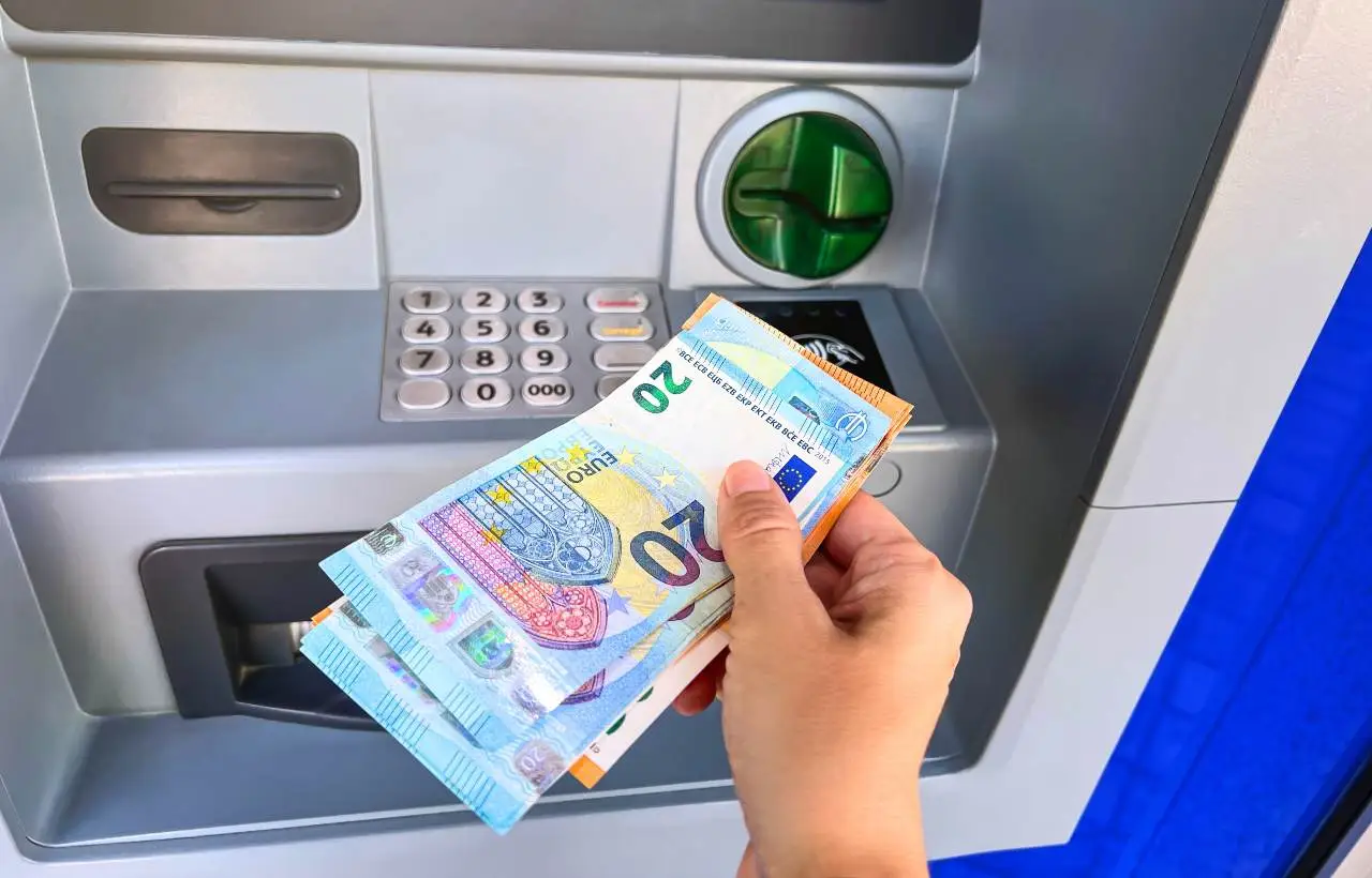 Un bancomat eroga soldi