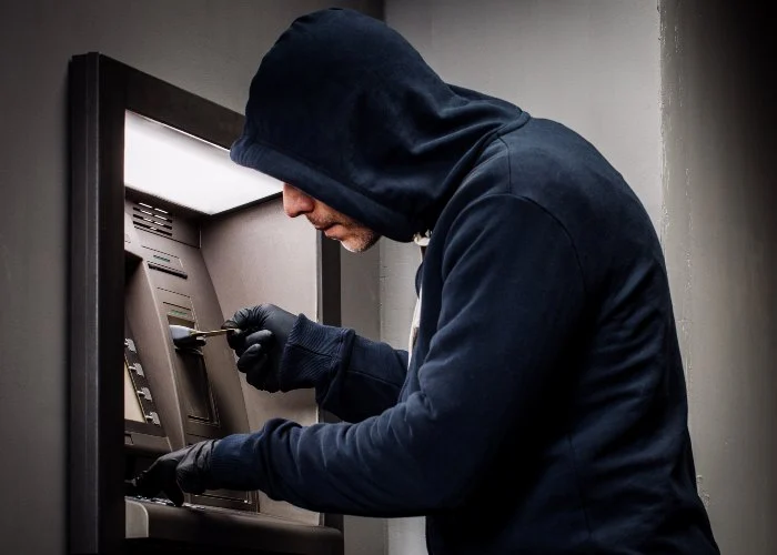 Un ladro prova a rubare in un bancomat