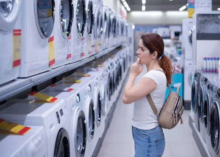 Una ragazza sceglie lalavatrice da comprare