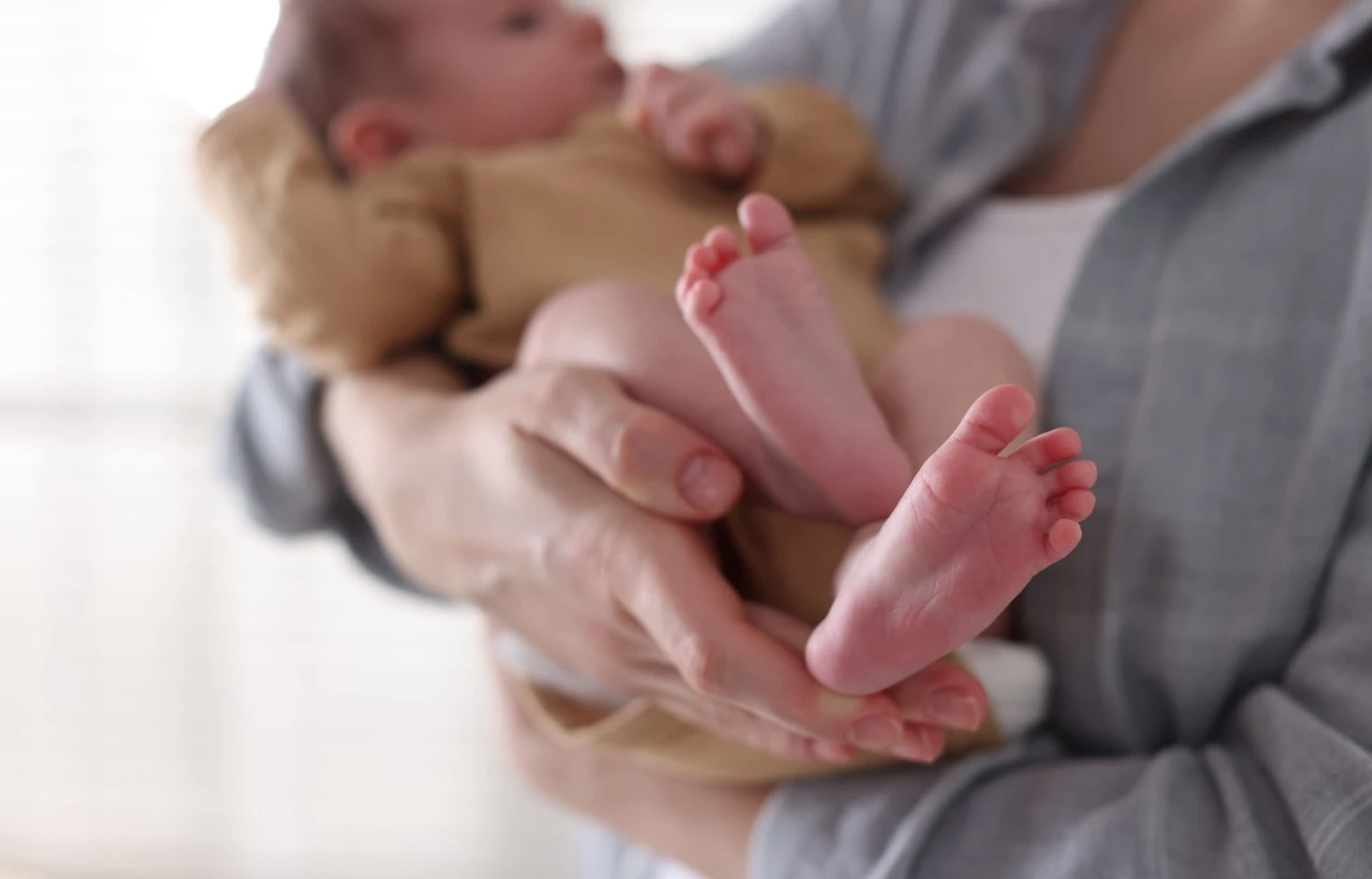 Una mamma con il suo bambino, in Italia nel 2026 è stato riconfermato il bonus nuovi nati