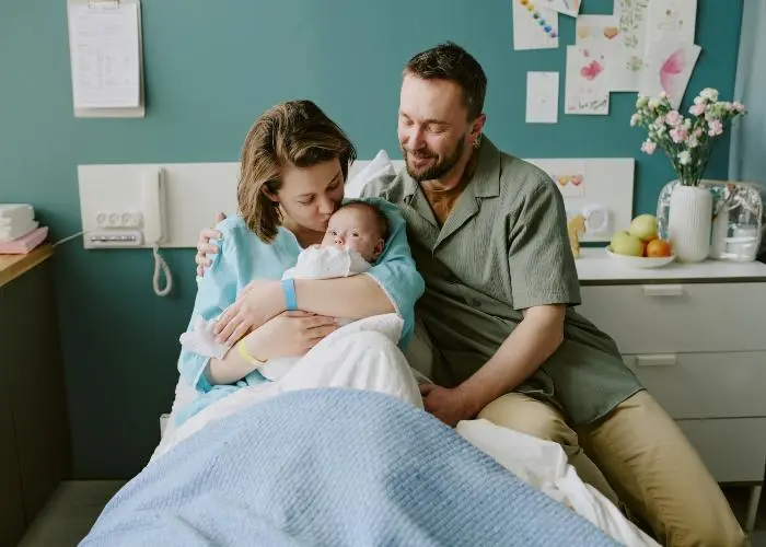 Genitori insieme a un bambino appena nato
