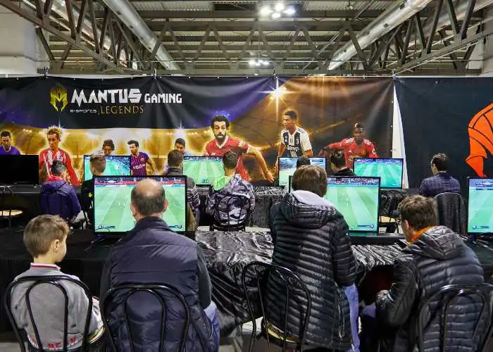 Un momento della fiera dei videogiochi e dei fumetti a Milano