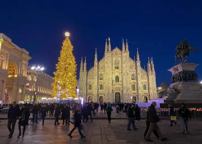 Il Duomo di Milano addobbato per Natale