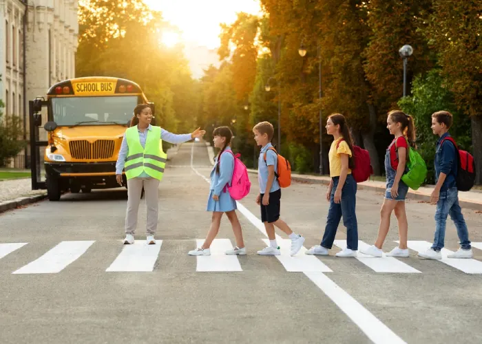 Ragazzi attraversano la strada