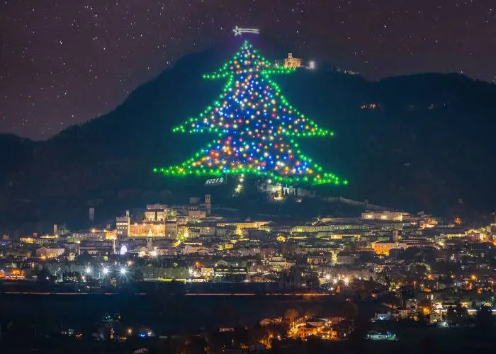 Albero di Natale illuminato a Gubbio