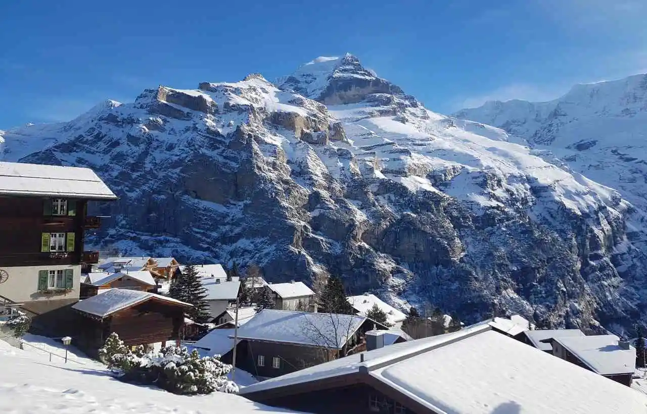 Il borgo di Mürren in Svizzera innevato