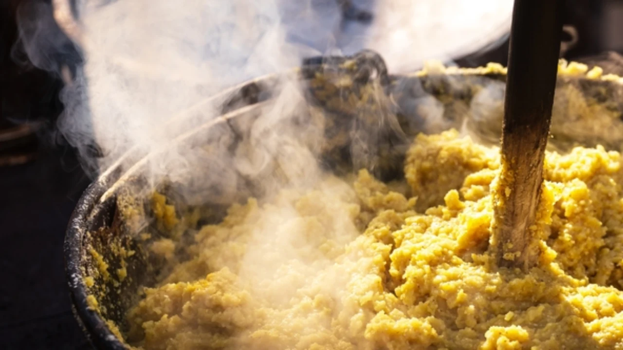 Polenta dentro un calderone