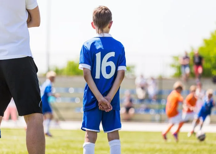 Bambini giocano a calcio durante una partita