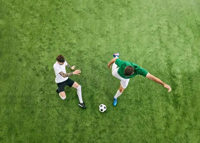 Dei ragazzi giocano a calcio