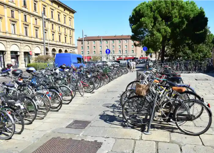 Biciclette parcheggiate alla stazione di Bologna