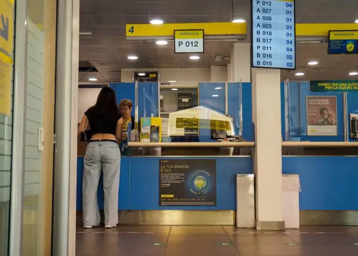 Recarsi all'ufficio postale è un'alternativa al numero verde per l'assistenza