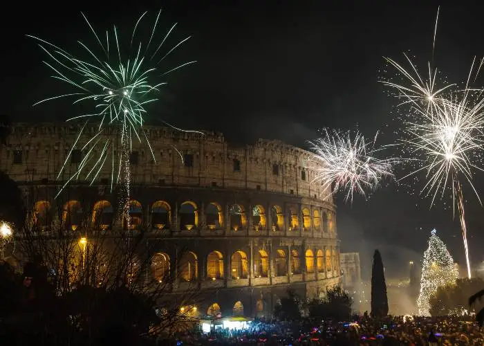 Capodanno a Roma, fuochi d'artificio al Colosseo.