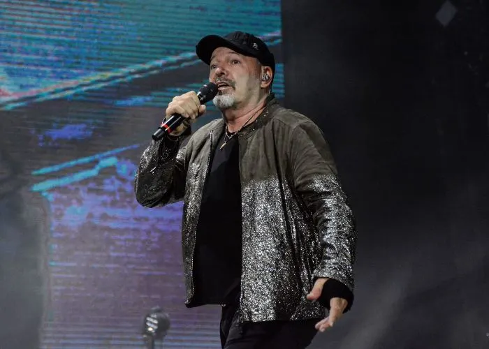 Vasco Rossi durante un concerto a Roma