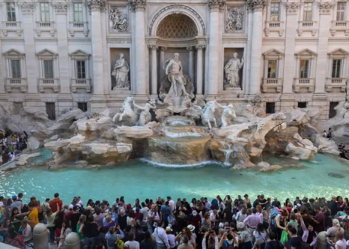 Visitatori davanti alla Fontana di Trevi