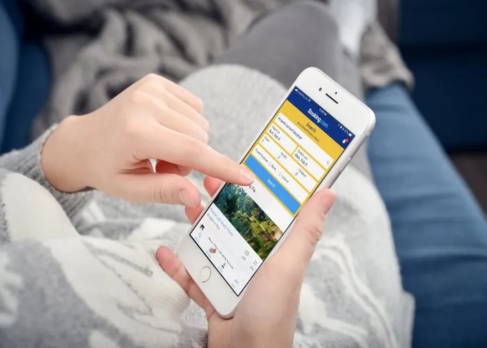 Un utente utilizza l'app di Booking