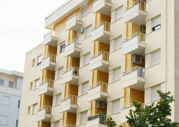 Un condominio di un palazzo moderno in Italia
