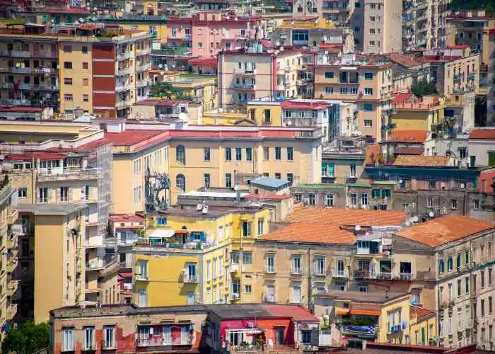 Un quartiere di Napali con palazzi residenziali