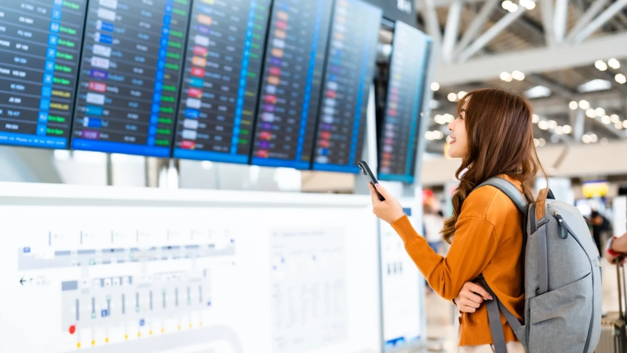 Ragazza con smartphone in aeroporto