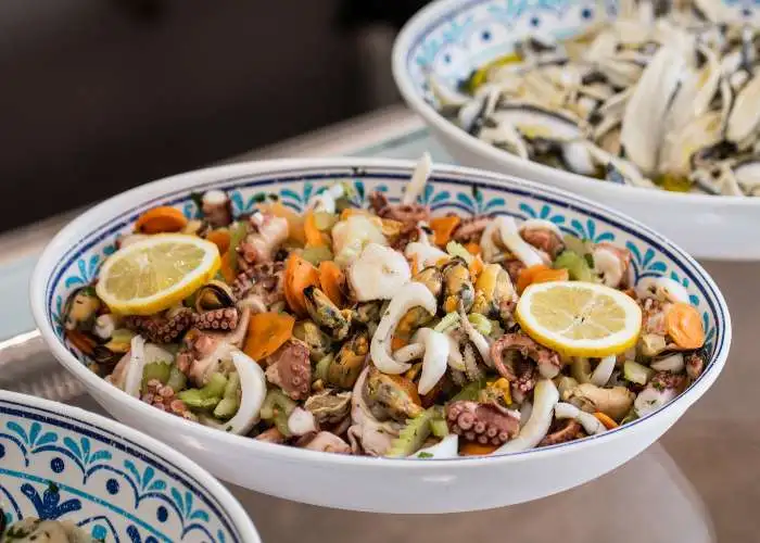 Un piatto di insalata di mare