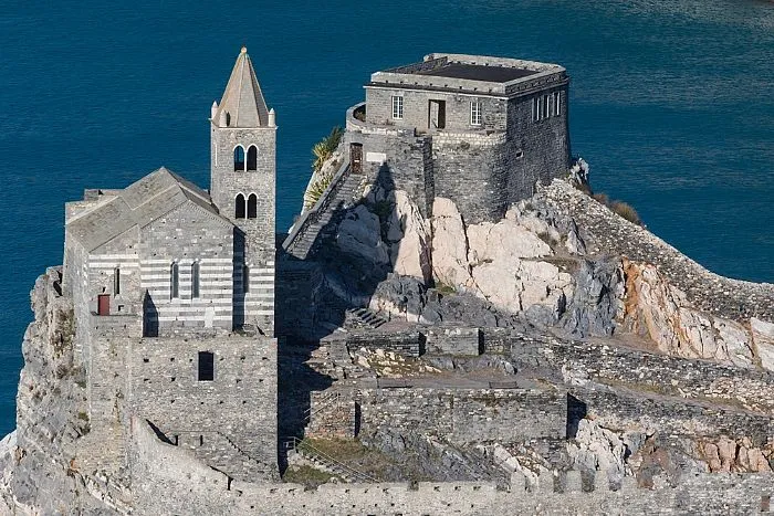 chiesa medievale isola di Palmaria - itinerario dei castelli delle Cinque Terre