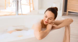 Smellmaxxing: cos’è il trend beauty che amplifica il profumo del corpo