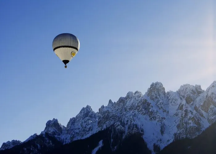 Mongolfiera in volo durante il Ballonfestival a Dobbiaco