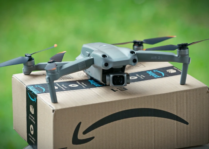 Pacco Amazon con drone