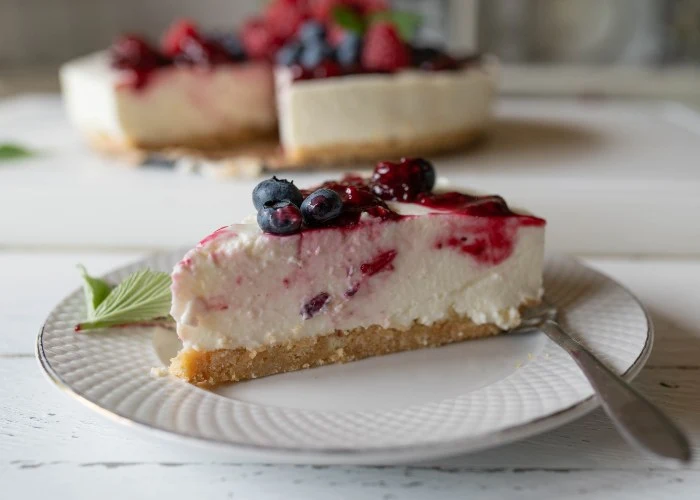 Una cheesecake ai frutti di bosco