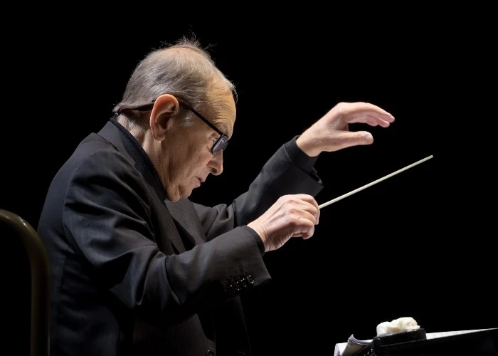 Ennio Morriconone durante un concerto