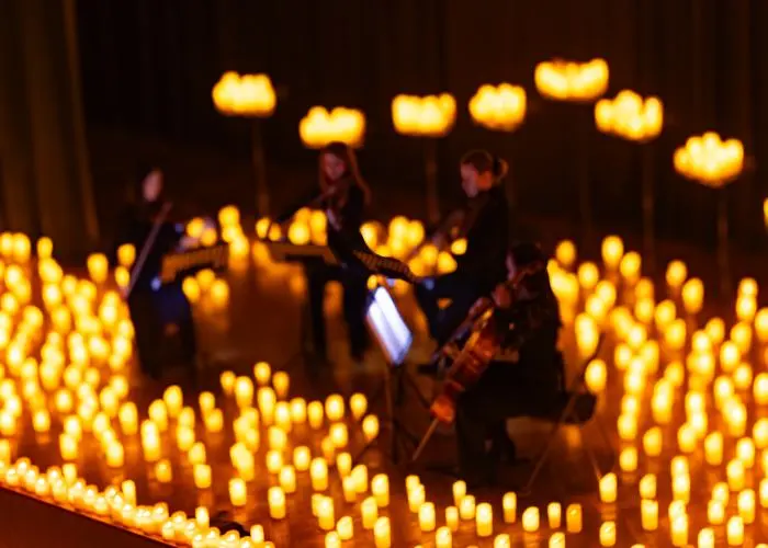 Un'orchestra sinfonica durante un concerto candlelight 