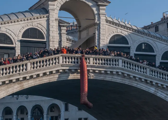 Calza gigante a Ponte di Rialto