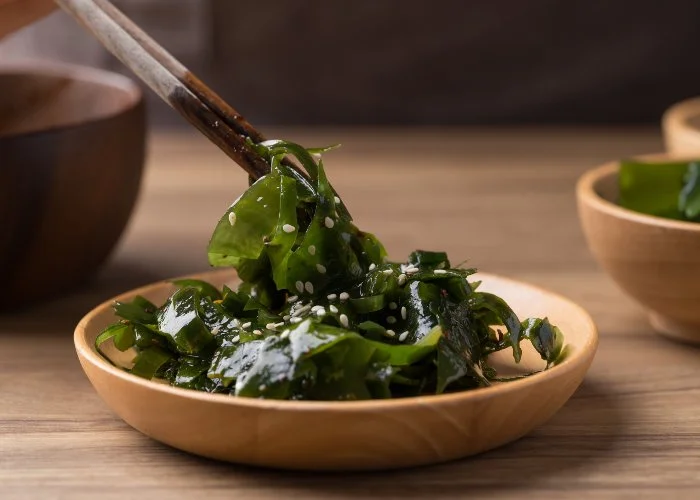 Un piatto di wakame